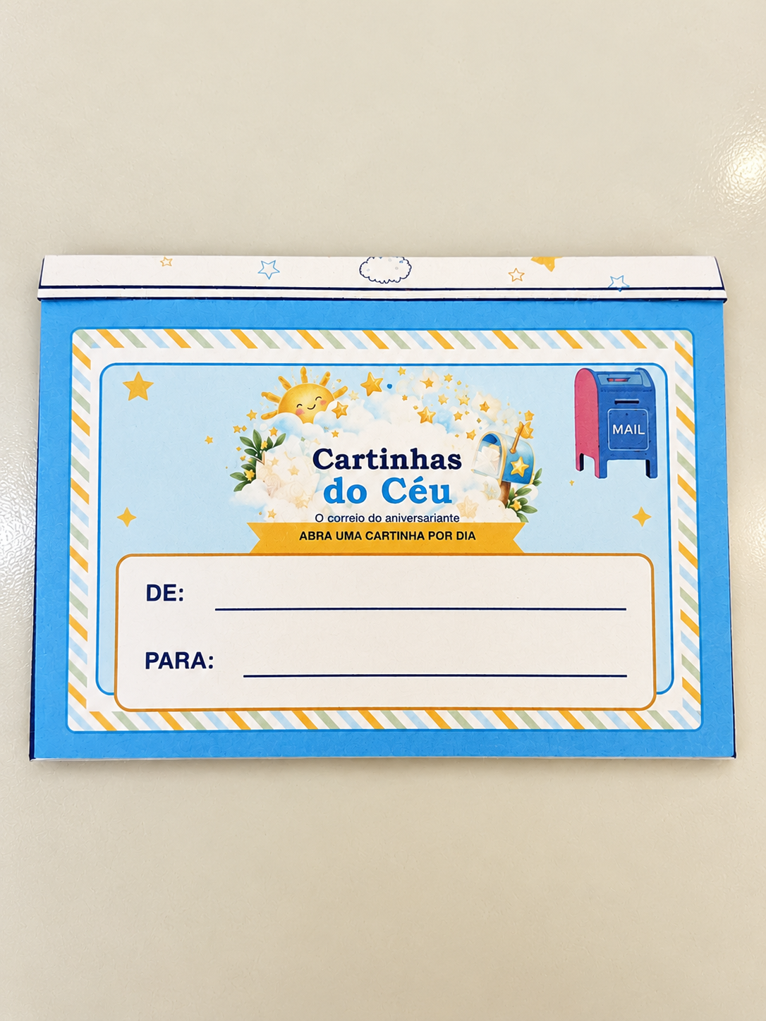 Envelope temático com selo decorativo e cartela de adesivos