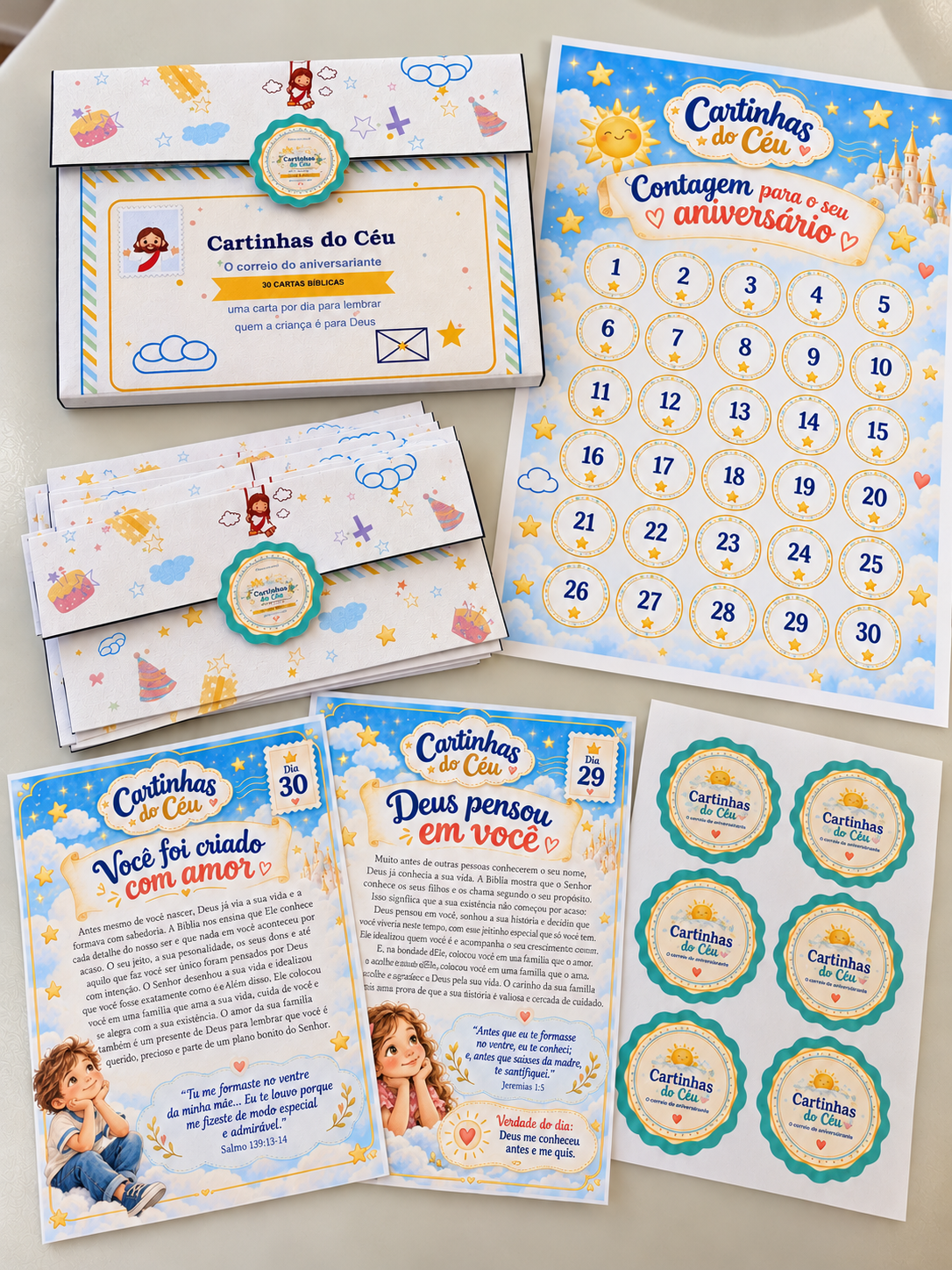 Kit completo sobre a mesa: caixinha, cartas, envelopes e painel
